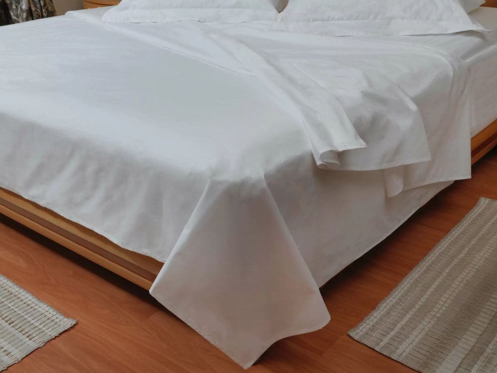 Polycotton Percale 200TC Sheet Set – White: product photo